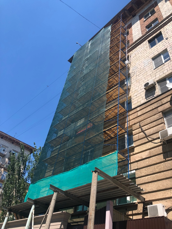 Капремонт дома по Аллее Героев с использованием фасадной сетки
